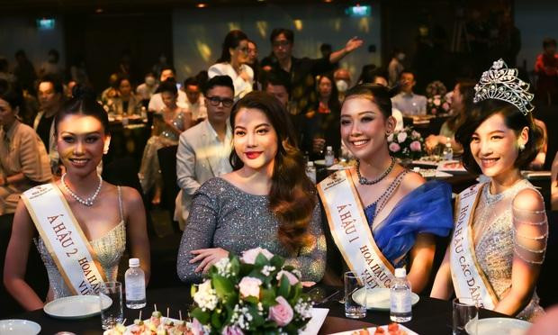 Diễn viên Trương Ngọc Ánh - đại diện đơn vị nắm bản quyền tổ chức Miss Earth 2023 bên top 3 Hoa hậu các Dân tộc Việt Nam: Hoa hậu Nông Thúy Hằng, Á hậu 1 Hoa Đan, Á hậu 2 Thạch Thu Thảo (từ phải qua).