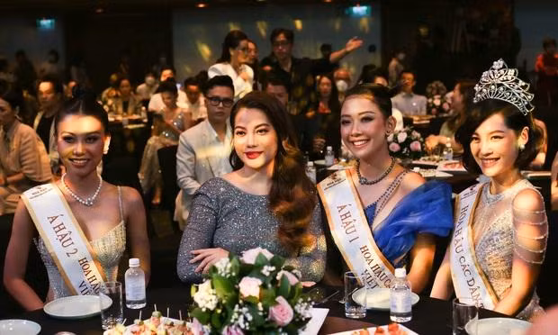 Diễn viên Trương Ngọc Ánh - đại diện đơn vị nắm bản quyền tổ chức Miss Earth 2023 bên top 3 Hoa hậu các Dân tộc Việt Nam: Hoa hậu Nông Thúy Hằng, Á hậu 1 Hoa Đan, Á hậu 2 Thạch Thu Thảo (từ phải qua).