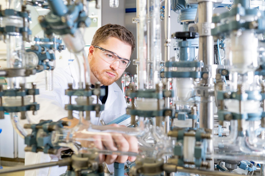 Chuyên gia nghiên cứu và phát triển sản phẩm tại H.C. Starck Chuyên gia nghiên cứu và phát triển sản phẩm tại H.C. Starck