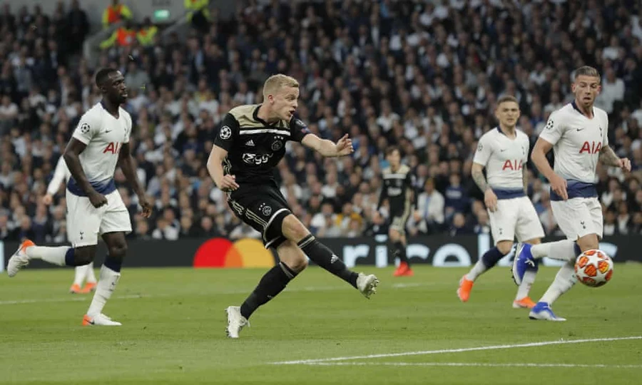 Van de Beek lập công cho Ajax