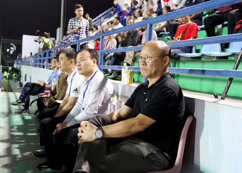 HLV Park Hang-seo và lãnh đạo VFF dự khán trận đấu giữa Việt Nam và Hàn Quốc HLV Park Hang-seo và lãnh đạo VFF dự khán trận đấu giữa Việt Nam và Hàn Quốc