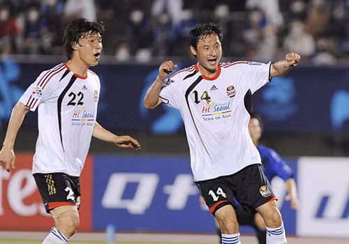 Ông Kim Han-yoon (số 14) khi còn thi đấu chơi ở vị trí hậu vệ