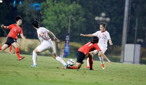 Trận đấu rất quyết liệt giữa Hàn Quốc và Việt Nam ở vòng loại 2 bảng B vòng chung kết U.19 nữ châu Á