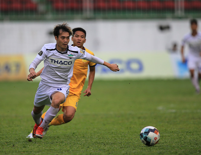 Văn Toàn đang chơi cực hay trong màu áo CLB HAGL