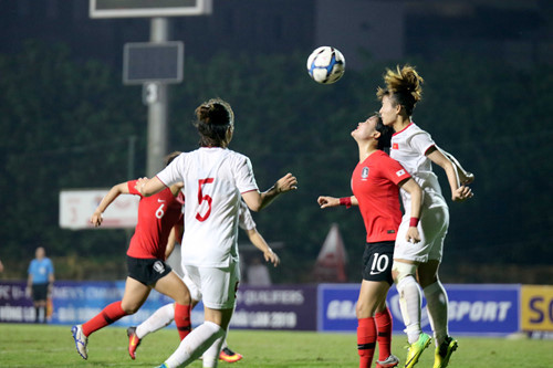Hàng thủ U.19 nữ Việt Nam chống trả khôn ngoan ý đồ tấn công bóng bổng của Hàn Quốc Hàng thủ U.19 nữ Việt Nam chống trả khôn ngoan ý đồ tấn công bóng bổng của Hàn Quốc
