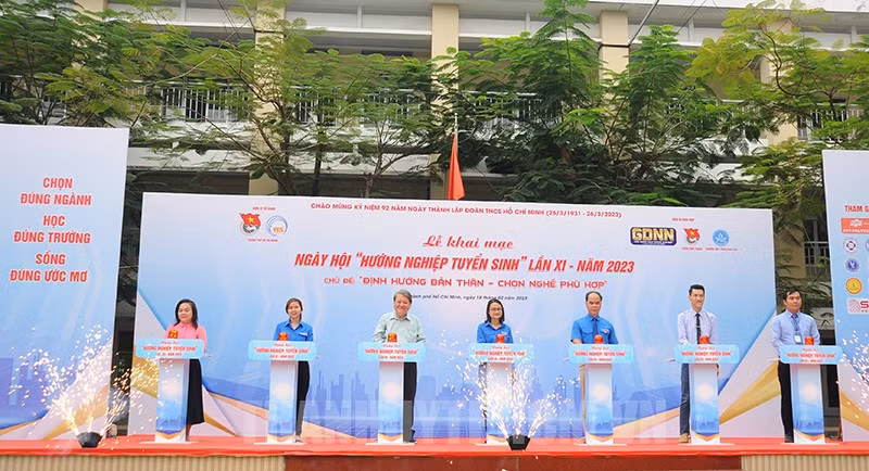 Các đại biểu ấn nút khai mạc này hội hướng nghiệp, tuyển sinh TPHCM 2023