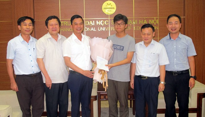 Lãnh đạo tỉnh và Trường THPT Chuyên Nguyễn Tất Thành tỉnh Yên Bái tặng hoa chúc mừng, động viên Nguyễn Đình Hoàng (thứ 3 bên phải) trước khi em sang Pháp