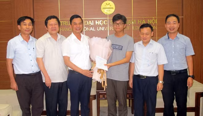 Lãnh đạo tỉnh và Trường THPT Chuyên Nguyễn Tất Thành tỉnh Yên Bái tặng hoa chúc mừng, động viên Nguyễn Đình Hoàng (thứ 3 bên phải) trước khi em sang Pháp