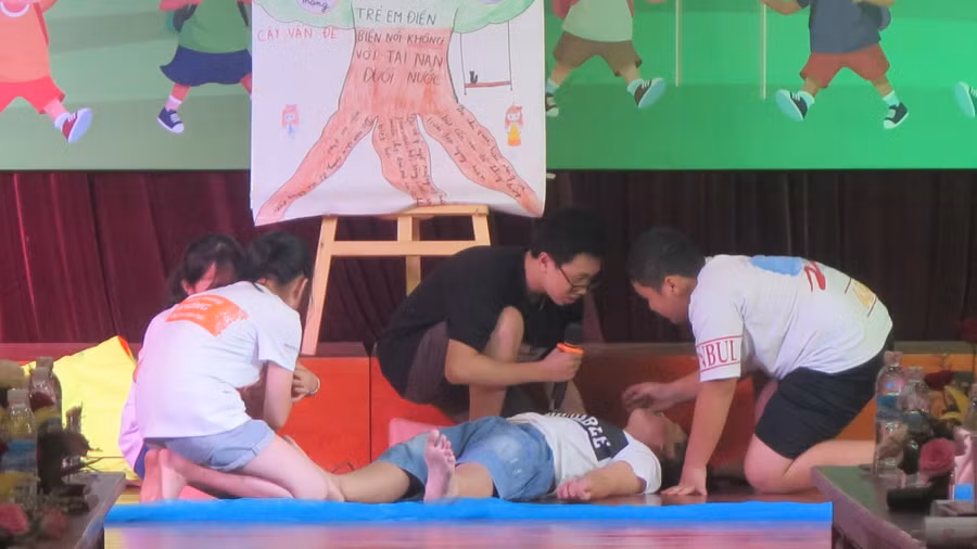 Thông qua các tiểu phẩm do các em tự biên, tự diễn đã truyền tải nhiều thông điệp ý nghĩa với người lớn