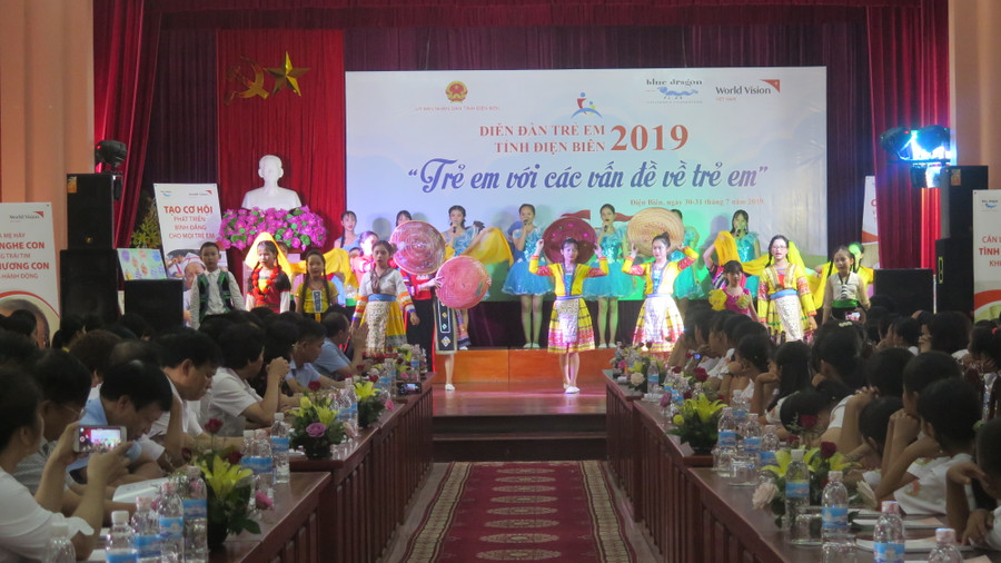 Chương trình văn nghệ do các em thiếu niên, nhi đồng biểu diễn tại diễn đàn