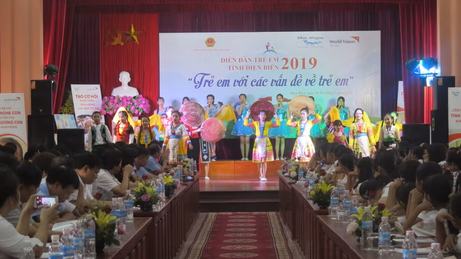 Chương trình văn nghệ do các em thiếu niên, nhi đồng biểu diễn tại diễn đàn