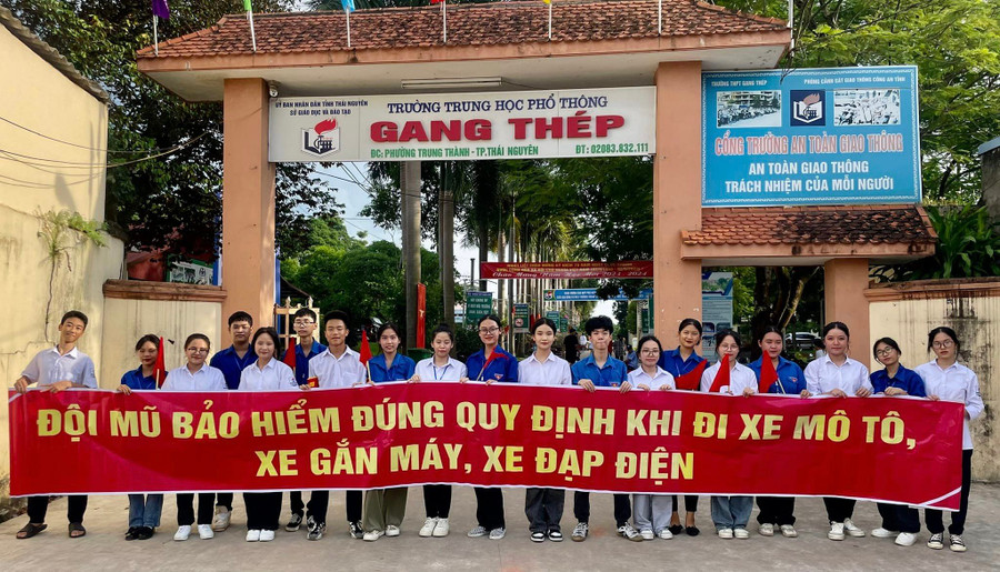 Đội hình thanh niên xung kích, tuần tra, tự quản, an toàn giao thông năm học 2023 – 2024 của Đoàn trường THPT Gang Thép.