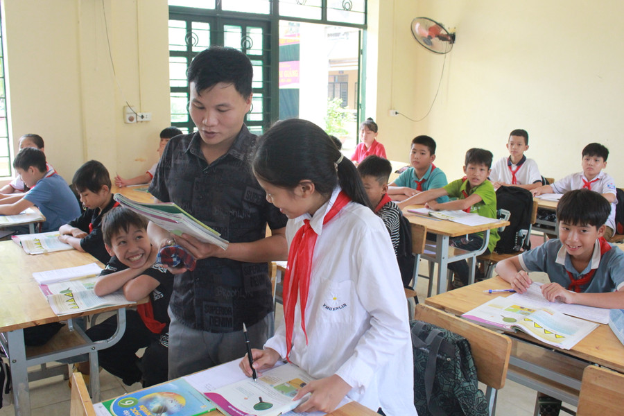 Cùng với các chương trình cho vay hộ nghèo, cho vay học sinh, sinh viên, nước sạch, vệ sinh môi trường..., hàng tỷ đồng vốn chương trình cho vay giải quyết việc làm đã góp phần quan trọng thực hiện thắng lợi các mục tiêu phát triển kinh tế- xã hội của địa phương. Cùng với các chương trình cho vay hộ nghèo, cho vay học sinh, sinh viên, nước sạch, vệ sinh môi trường..., hàng tỷ đồng vốn chương trình cho vay giải quyết việc làm đã góp phần quan trọng thực hiện thắng lợi các mục tiêu phát triển kinh tế- xã hội của địa phương.