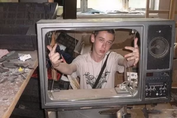 Xem anh lên truyền hình trực tiếp rồi này. cuoi-te-ghe-20-8-dap-em-bay-khoi-the-gian-2-1