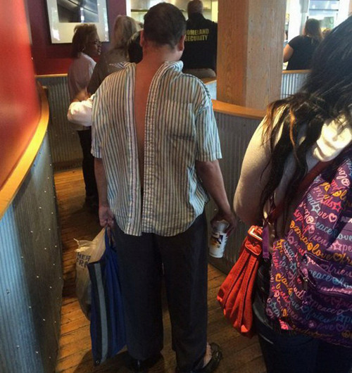 Áo không cúc mặc thế này nó mới kín đáo. cuoi-te-ghe-20-8-dap-em-bay-khoi-the-gian-2-7