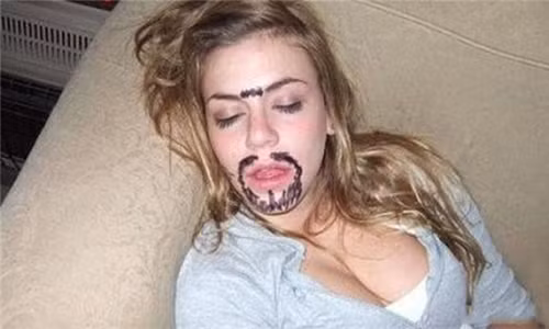 Chỉ nhỡ chợp mắt chút xíu thôi là có bức ảnh để đời. cuoi-te-ghe-20-8-dap-em-bay-khoi-the-gian-2-4