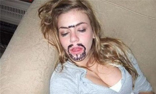 Chỉ nhỡ chợp mắt chút xíu thôi là có bức ảnh để đời. cuoi-te-ghe-20-8-dap-em-bay-khoi-the-gian-2-4