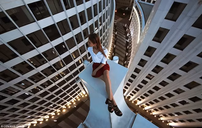 Cô gái Nga "nghiện" tạo dáng trên các tòa nhà chọc trời ảnh 4