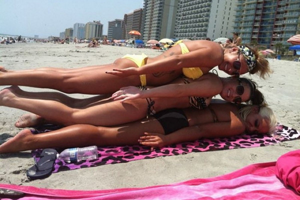 Tắm nắng kiểu "bánh mì kẹp thịt". cuoi-te-ghe-20-8-dap-em-bay-khoi-the-gian-3