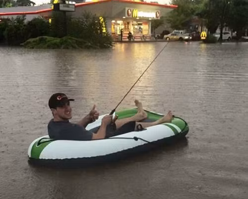 Thú vui tao nhã ngày mưa ngập. cuoi-te-ghe-20-8-dap-em-bay-khoi-the-gian-5