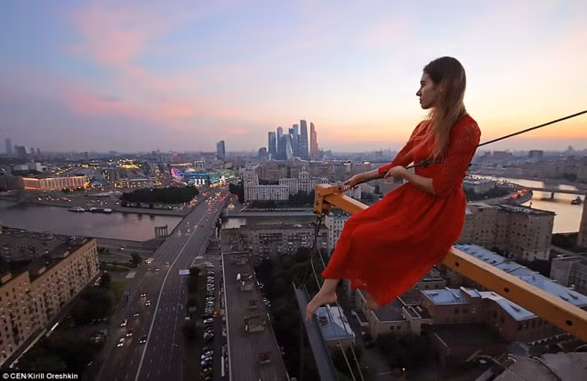Cô gái Nga "nghiện" tạo dáng trên các tòa nhà chọc trời ảnh 10