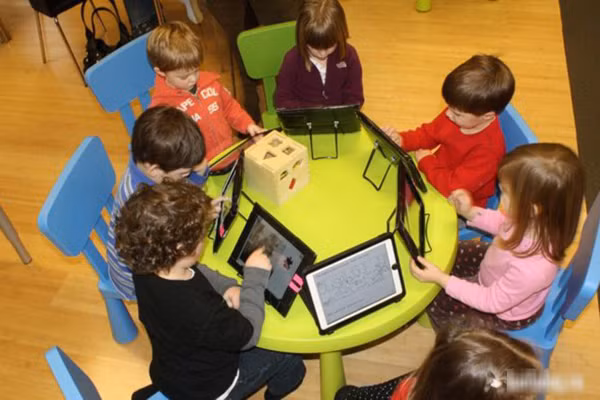 Giờ chơi của các bé. cuoi-te-ghe-20-8-dap-em-bay-khoi-the-gian-4