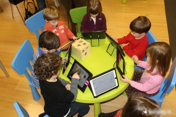 Giờ chơi của các bé. cuoi-te-ghe-20-8-dap-em-bay-khoi-the-gian-4