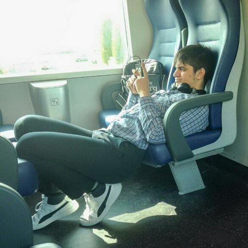 Ghế êm rộng nhưng anh cứ thích ngồi thế này đây. cuoi-te-ghe-20-8-dap-em-bay-khoi-the-gian-2-5