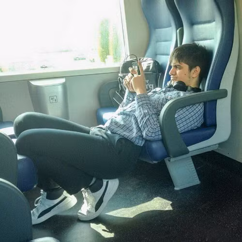 Ghế êm rộng nhưng anh cứ thích ngồi thế này đây. cuoi-te-ghe-20-8-dap-em-bay-khoi-the-gian-2-5