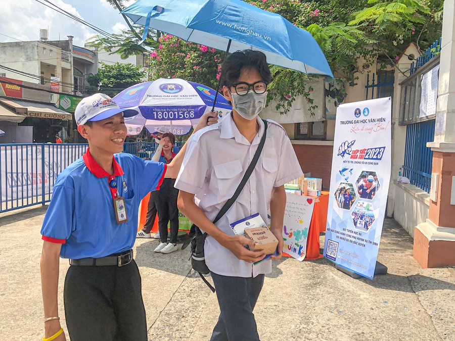 Sinh viên tình nguyện Trường ĐH Văn Hiến che nắng cho thí sinh tại một hội đồng thi. Sinh viên tình nguyện Trường ĐH Văn Hiến che nắng cho thí sinh tại một hội đồng thi.