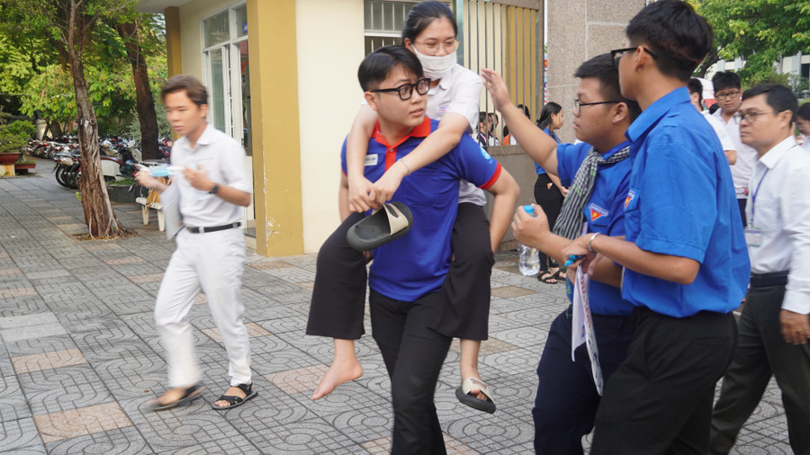 Lực lượng này sẵn sàng túc trực, hỗ trợ đưa đón, cõng thí sinh bị thương lên tận phòng thi. Lực lượng này sẵn sàng túc trực, hỗ trợ đưa đón, cõng thí sinh bị thương lên tận phòng thi.