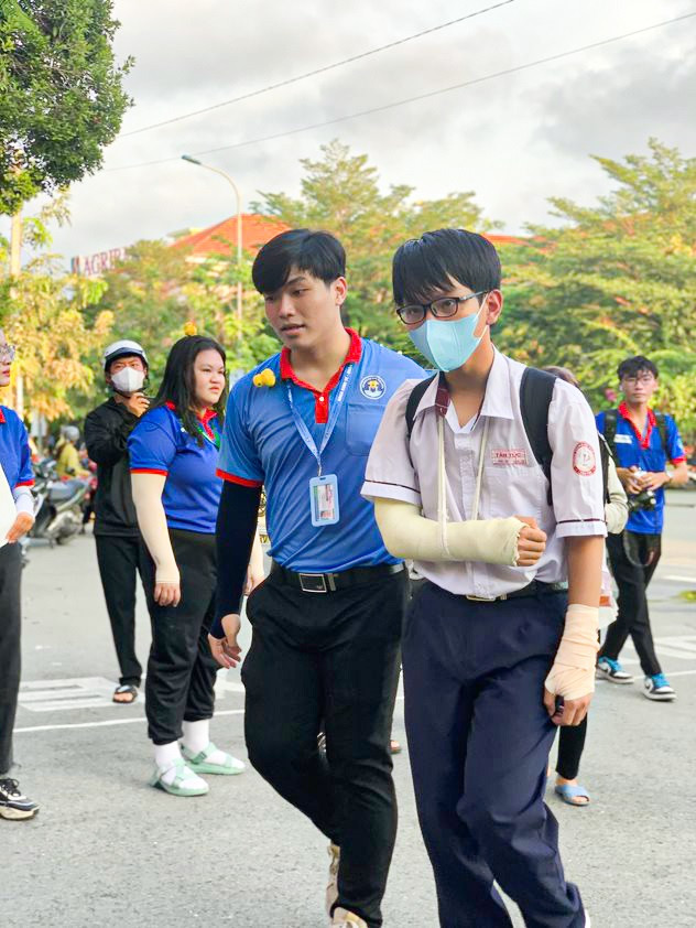 Hình ảnh những chiếc áo xanh tình nguyện hỗ trợ thí sinh bị thương đến phòng thi không còn xa lạ. Hình ảnh những chiếc áo xanh tình nguyện hỗ trợ thí sinh bị thương đến phòng thi không còn xa lạ.
