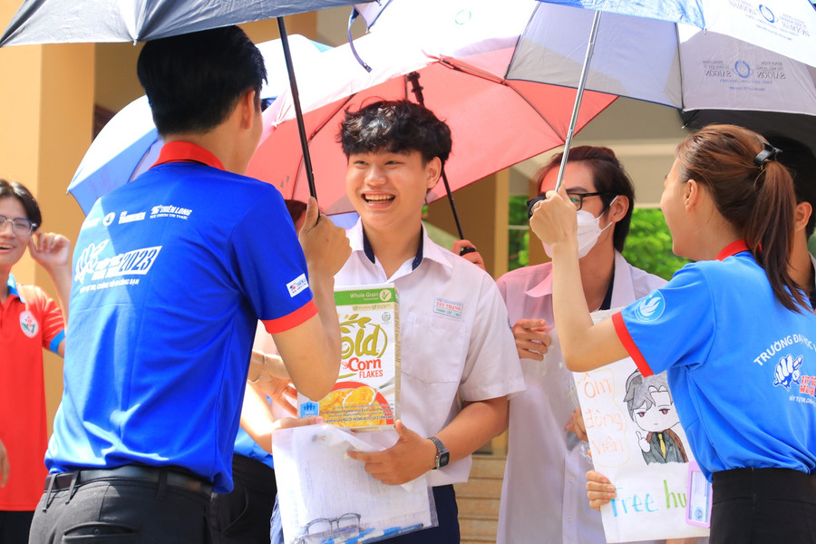 Những chai nước suối trao vội cho thí sinh trước giờ thi... Những chai nước suối trao vội cho thí sinh trước giờ thi...