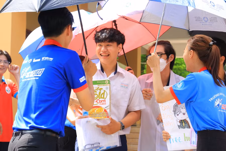 Những chai nước suối trao vội cho thí sinh trước giờ thi...