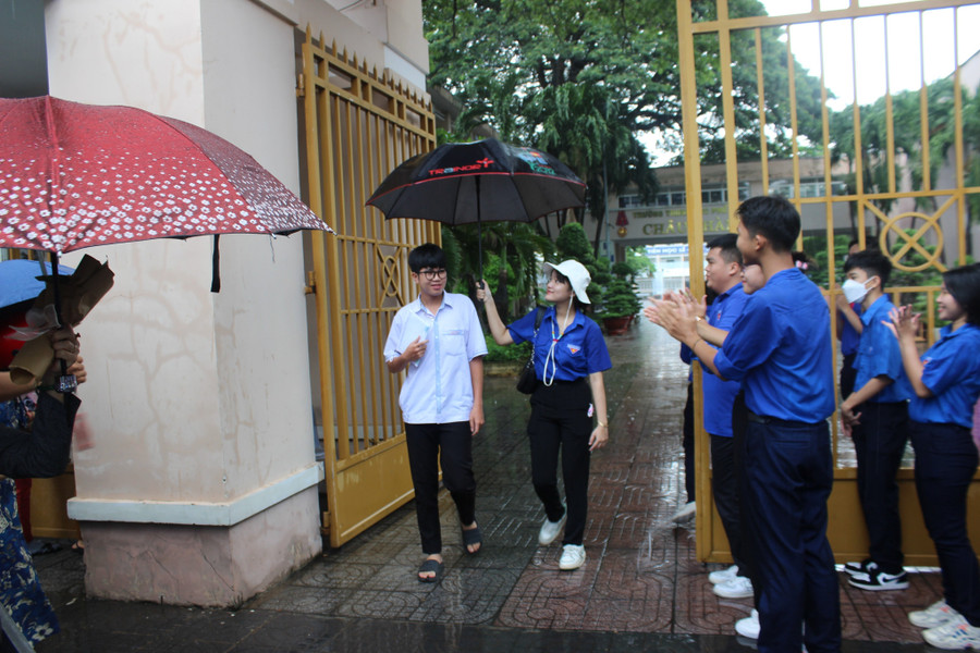 Dù mưa hay nắng lực lượng sinh viên tình nguyện vẫn đồng hành, hỗ trợ thí sinh. Dù mưa hay nắng lực lượng sinh viên tình nguyện vẫn đồng hành, hỗ trợ thí sinh.