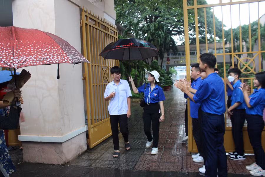 Dù mưa hay nắng lực lượng sinh viên tình nguyện vẫn đồng hành, hỗ trợ thí sinh.