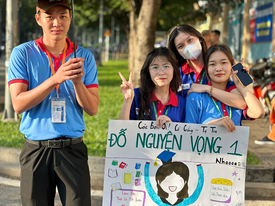 ... hay là những khẩu hiệu động viên ngoài cổng trường thi từ lực lượng sinh viên tình nguyện sẽ là dấu ấn đẹp của mùa thi ... hay là những khẩu hiệu động viên ngoài cổng trường thi từ lực lượng sinh viên tình nguyện sẽ là dấu ấn đẹp của mùa thi