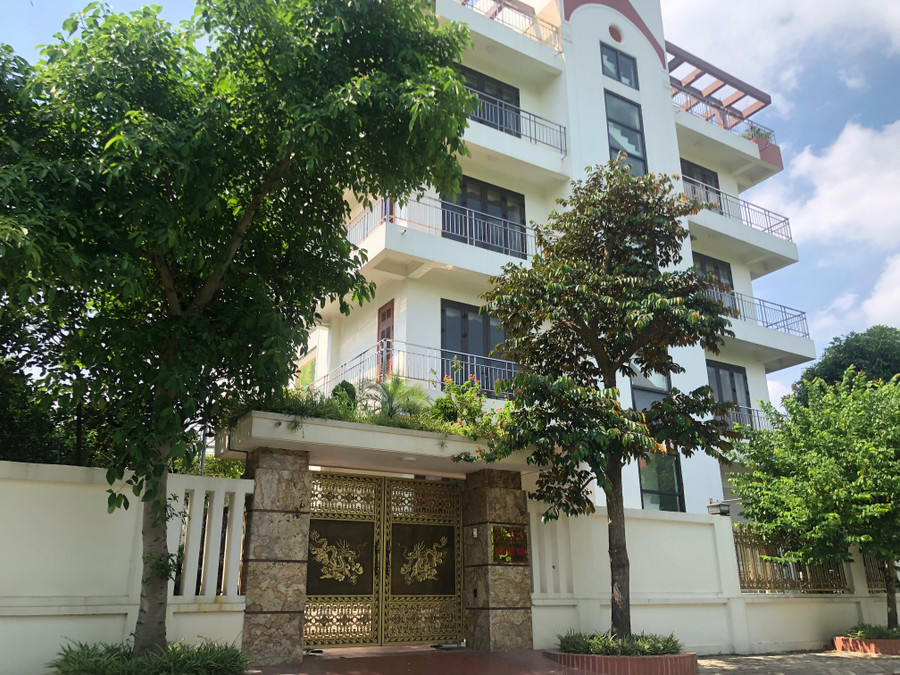 Một căn biệt thự khác cao 4 tầng, ngoài cổng cũng được gắn biển Hội Khoa học Kinh tế Việt Nam – VAPEC TTKT Việt Nam – châu Á – Thái Bình Dương TTKT Việt - Nga.