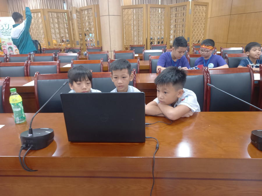 Ba em học sinh trong đội thi Robotics của Trường Tiểu học Nam Tiến.