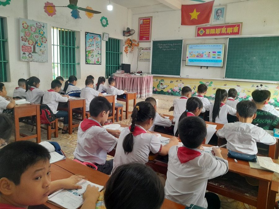 Tiết học trên lớp của học sinh Trường Tiểu học & THCS Minh Khai (Hưng Hà, Thái Bình). Tiết học trên lớp của học sinh Trường Tiểu học & THCS Minh Khai (Hưng Hà, Thái Bình).