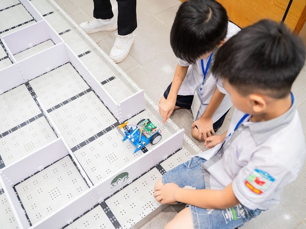 Các em cùng nhau phối hợp và nỗ lực thi đấu với tinh thần tập trung cao nhất.