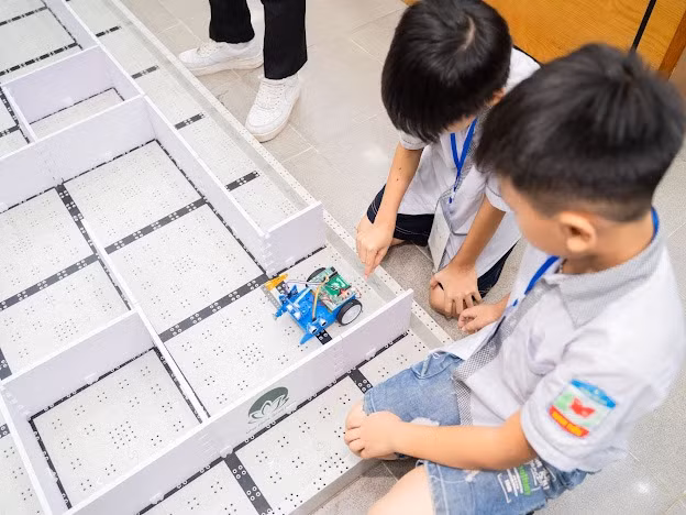 Các em cùng nhau phối hợp và nỗ lực thi đấu với tinh thần tập trung cao nhất.