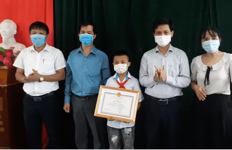 Sở GD&amp;ĐT Hà Tĩnh tặng bằng khen cho em Trần Anh Đức (lớp 4 trường Tiểu học Sơn Châu, Hương Sơn, Hà Tĩnh) vì có hành động dũng cảm cứu người đuối nước.