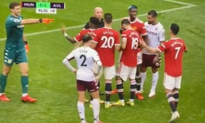 Martinez chỉ mặt Ronaldo thách đá phạt đền.