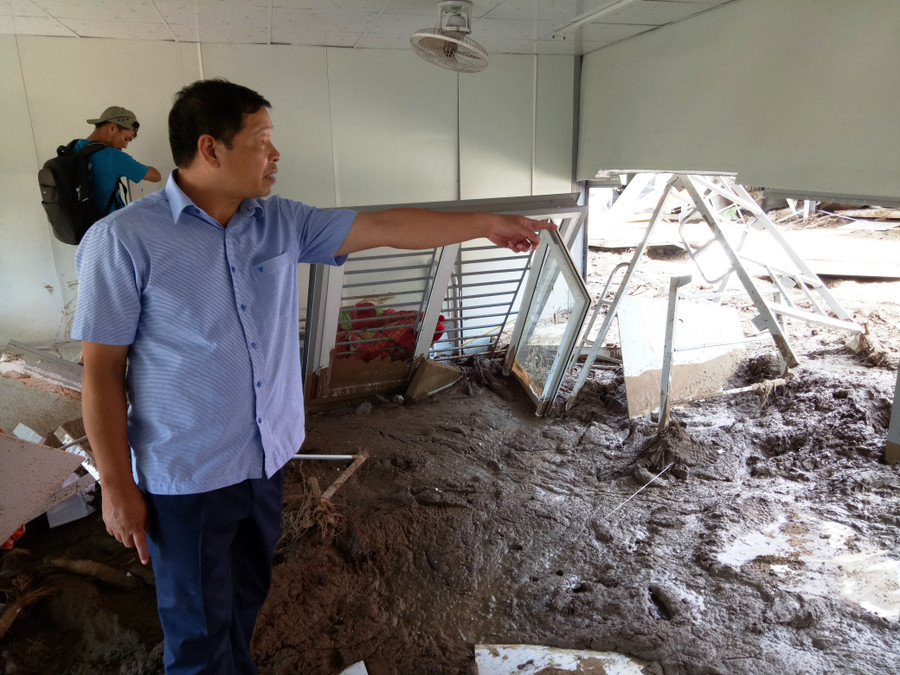 Thầy giáo Kiên đứng giữa một trong 10 phòng ký túc của học sinh bị lũ vùi lấp.