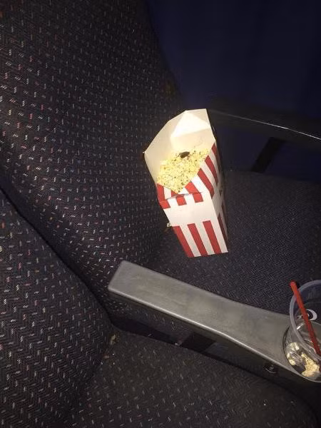 Ban đầu hai người chỉ thấy 1 con gián trong hộp bỏng ngô