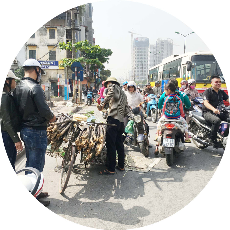 Tham gia giao thông gặp khó vì bị lấn chiếm Tham gia giao thông gặp khó vì bị lấn chiếm