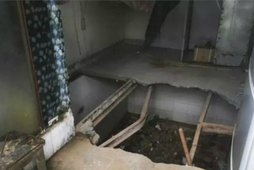 Lần thứ 3 tới kiểm tra, nhà chức trách mở cửa tủ mới phát hiện bên trong đó có một chiếc thang dẫn xuống hầm bí mật. Lần thứ 3 tới kiểm tra, nhà chức trách mở cửa tủ mới phát hiện bên trong đó có một chiếc thang dẫn xuống hầm bí mật. Ảnh: The star.