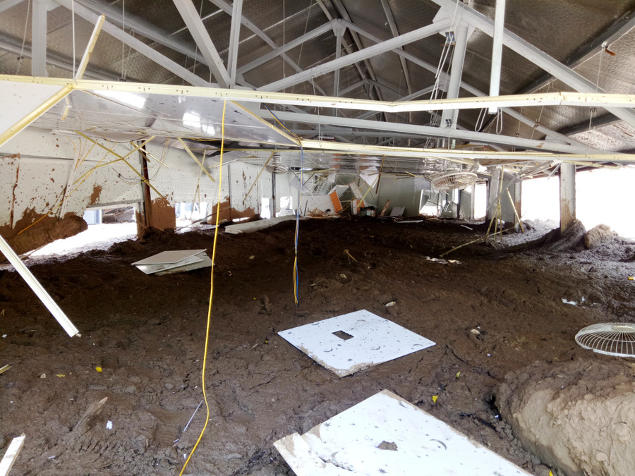 Bùn, đất từ trên đỉnh núi dội xuống lấp gần đầy mái nhà của khu kí túc xá học sinh.