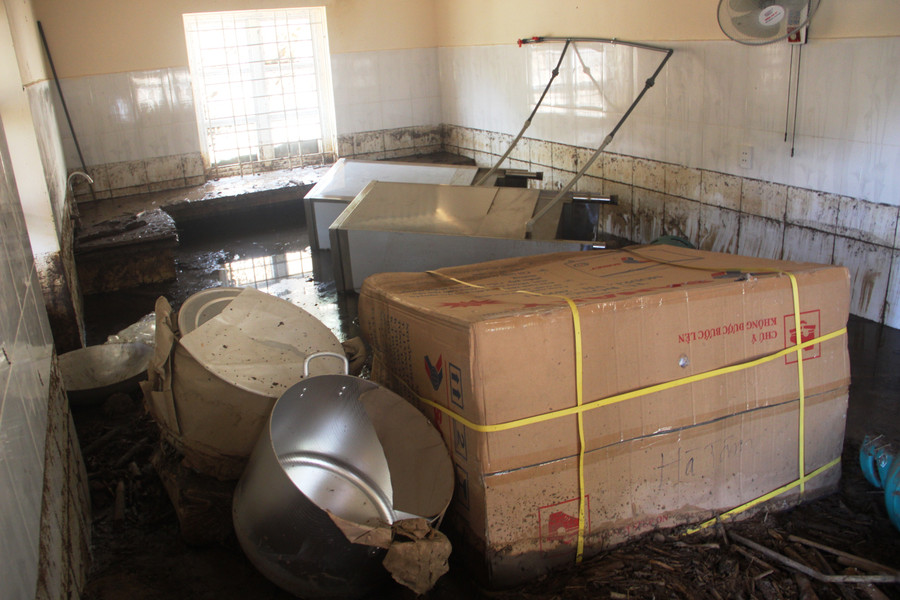 Tài sản, đồ đạc khu nấu ăn cho học sinh của nhà trường bị lũ vùi.